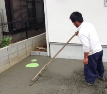 コンクリート均し中(゜_゜)
