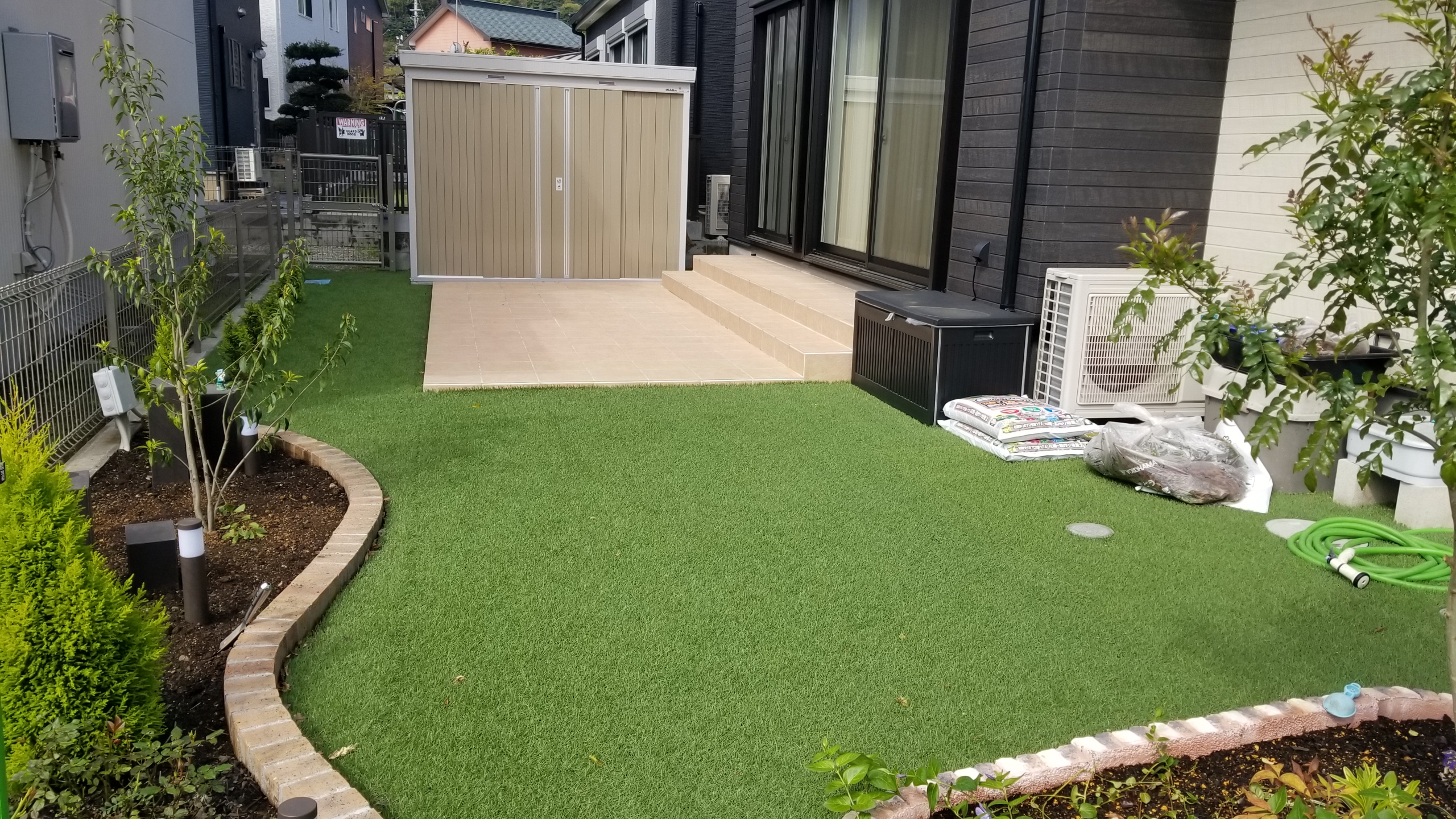 人工芝とタイルテラスのお庭 現場レポート 新建ブログ 新建エクスプランニング